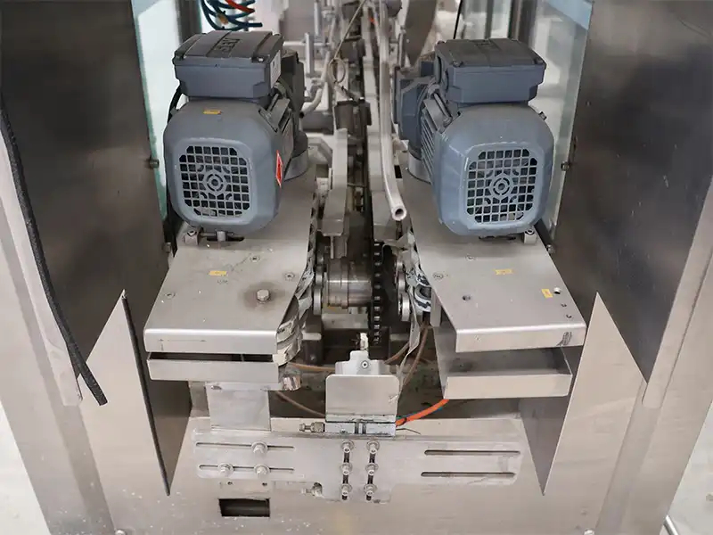 Automatic Plastic Cup Form-Fill-Seal Machinemachine motor.jpg